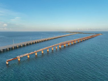 Eski Bahia Honda Demiryolu Köprüsü. Arka planında yeni Bahia Honda Köprüsü var. Florida Keys, ABD..
