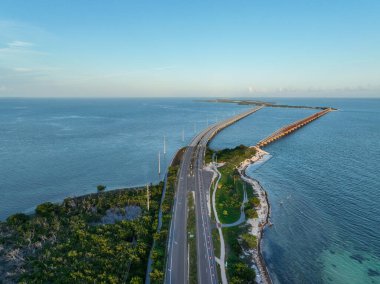 Eski Bahia Honda Demiryolu Köprüsü. Arka planında yeni Bahia Honda Köprüsü var. Florida Keys, ABD..