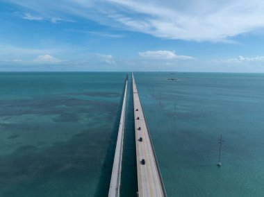 Florida keys için Us1 yedi mil köprü boyunca havadan görünümü