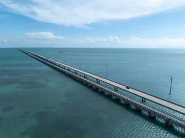 Florida keys için Us1 yedi mil köprü boyunca havadan görünümü