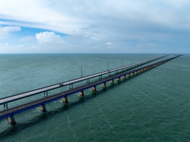 Florida keys için Us1 yedi mil köprü boyunca havadan görünümü