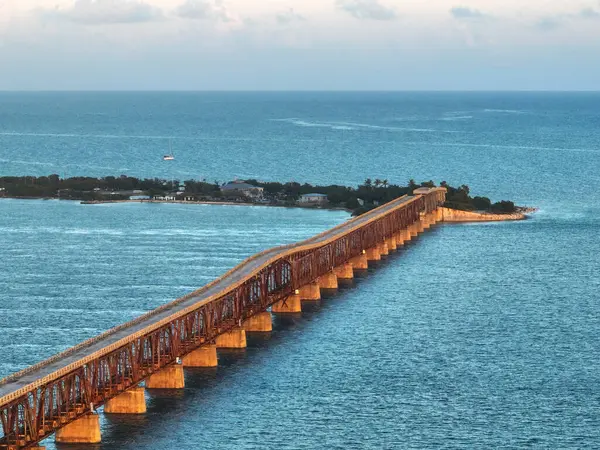 Eski Bahia Honda Demiryolu Köprüsü. Arka planında yeni Bahia Honda Köprüsü var. Florida Keys, ABD..