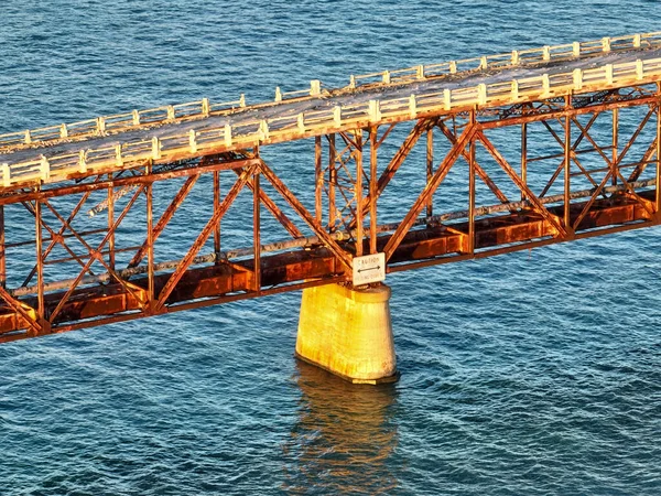 Eski Bahia Honda Demiryolu Köprüsü. Arka planında yeni Bahia Honda Köprüsü var. Florida Keys, ABD..