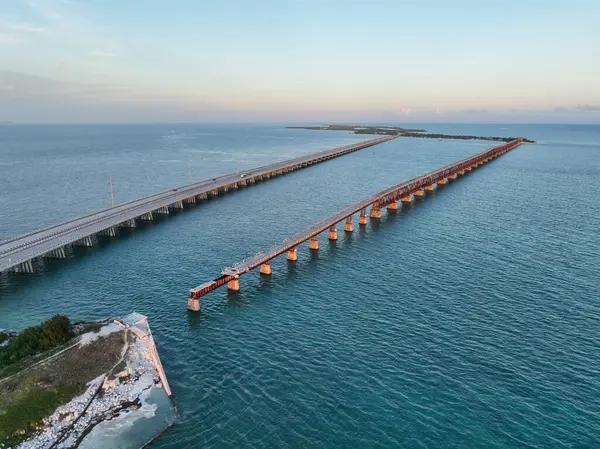Eski Bahia Honda Demiryolu Köprüsü. Arka planında yeni Bahia Honda Köprüsü var. Florida Keys, ABD..