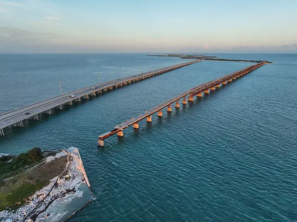 Eski Bahia Honda Demiryolu Köprüsü. Arka planında yeni Bahia Honda Köprüsü var. Florida Keys, ABD..