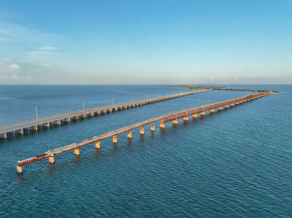Eski Bahia Honda Demiryolu Köprüsü. Arka planında yeni Bahia Honda Köprüsü var. Florida Keys, ABD..