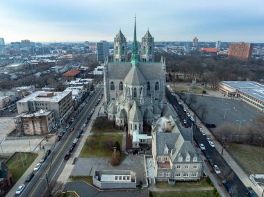 Newark, NJ 'deki Kutsal Kalp Katedrali Bazilikası. Kuzey Amerika 'daki en büyük beşinci katedraldir ve Newark Katolik Başpiskoposluğunun merkezidir..
