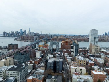 Brooklyn ve Queens arasındaki sınırdan New York şehrinin gökyüzü manzarası.