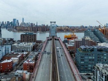Hava görünümünü Doğu Nehri Manhattan, New York City'deki Williamsburg Köprüsü