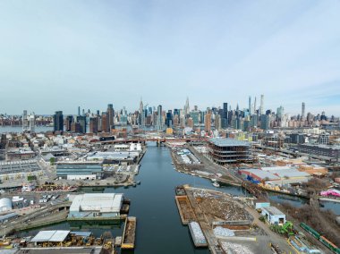 Queens Newtown Creek 'ten New York City silueti Brooklyn ve Queens arasındaki sınırda..