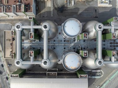 Greenpoint, Brooklyn 'deki Newtown Creek Atık Su Tedavi Tesisi' nin sindirim yumurtaları..