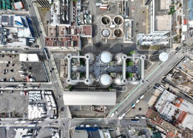 Greenpoint, Brooklyn 'deki Newtown Creek Atık Su Tedavi Tesisi' nin sindirim yumurtaları..