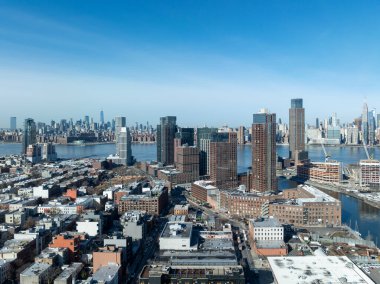 Queens Newtown Creek 'ten New York City silueti Brooklyn ve Queens arasındaki sınırda..