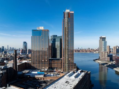 Queens Newtown Creek 'ten New York City silueti Brooklyn ve Queens arasındaki sınırda..