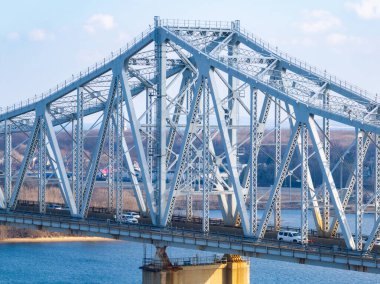Outerbridge Crossing Arthur Kill kapsayan köprü prensibine göre var. Sık sık bilinen 