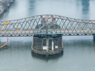 Passaic Nehri üzerindeki Newark, NJ ve NX Köprüsü.