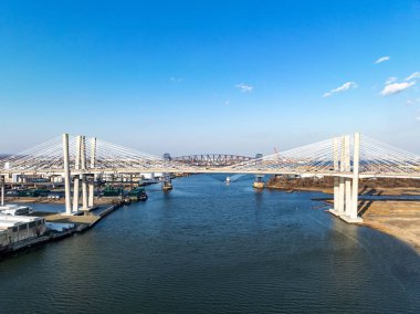 New Goethals Köprüsü 'nün hava görüntüsü, güneşli bir öğleden sonra, New Jersey, New York ve Elizabeth arasındaki Arthur Kill boğazını kapsıyor. Yeni Goethals Köprüsü I-278 'in 6 şeridini taşıyor..