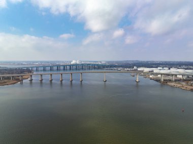 Amerika Birleşik Devletleri 'nin New Jersey eyaletinde Raritan Nehri üzerinden 35. Yol' u taşıyan bir otoyol köprüsü..