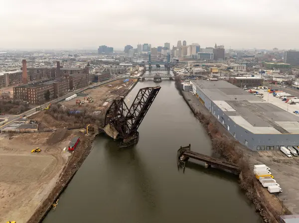 Passaic Nehri üzerindeki Newark, NJ ve NX Köprüsü.