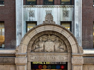 New York Şehri - 21 Mart 2023: Bellevue Hastanesi New York 'ta giriş.