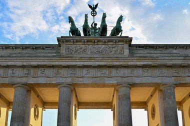 Almanya, Berlin 'deki Brandenburg Kapısı. Brandenburg Kapısı 'nın tepesindeki Quadriga, Berlin, Almanya.
