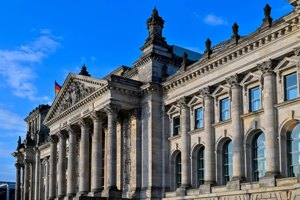 Alman Parlamentosu 'nun (Deutscher Bundestag) ünlü Reichstag binasının yakın görüntüsü, gün batımında güzel bir altın akşam ışığı altında, Berlin Mitte, Almanya' da.