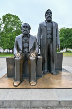 Marx-Engels-Forum, Almanya 'nın başkenti Berlin' in Mitte ilçesine bağlı bir parktır..
