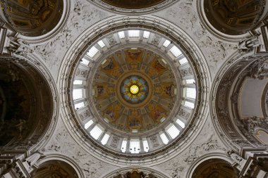 Berlin, Almanya - 5 Haziran 2024: Berlin, Almanya 'da Berliner Dom' un İç Kesimi.