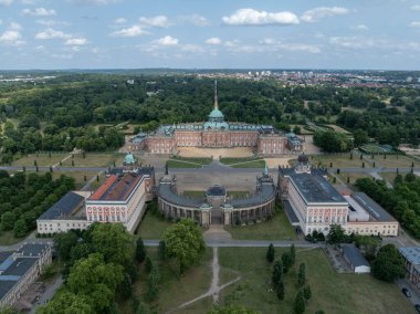 Sanssouci Sarayı 'nın yeni sarayı, Prusya Kralı Büyük Frederick' in Berlin yakınlarındaki Potsdam 'daki eski yazlık sarayı.