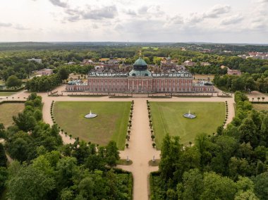Sanssouci Sarayı 'nın yeni sarayı, Prusya Kralı Büyük Frederick' in Berlin yakınlarındaki Potsdam 'daki eski yazlık sarayı.