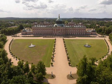Sanssouci Sarayı 'nın yeni sarayı, Prusya Kralı Büyük Frederick' in Berlin yakınlarındaki Potsdam 'daki eski yazlık sarayı.