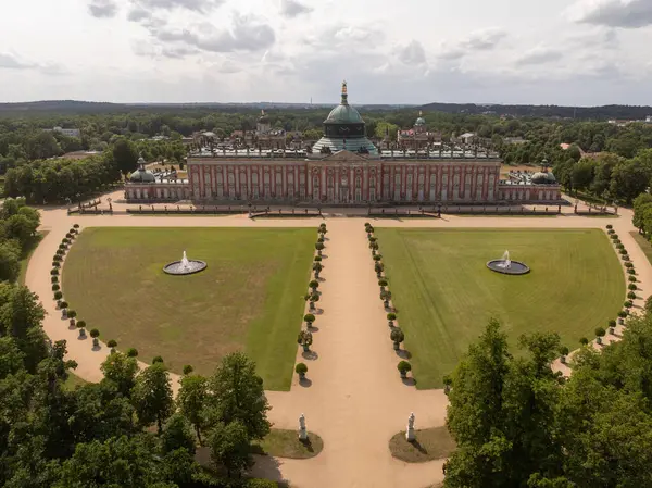Sanssouci Sarayı 'nın yeni sarayı, Prusya Kralı Büyük Frederick' in Berlin yakınlarındaki Potsdam 'daki eski yazlık sarayı.
