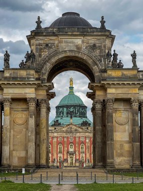 Sanssouci Sarayı Colonnade, Prusya Kralı Büyük Frederick 'in eski yazlık sarayı, Potsdam' da, Berlin yakınlarında.