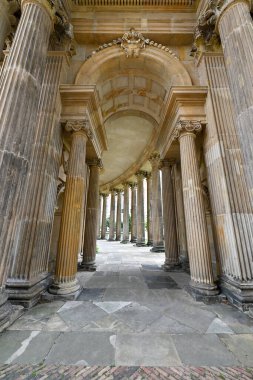 Sanssouci Sarayı Colonnade, Prusya Kralı Büyük Frederick 'in eski yazlık sarayı, Potsdam' da, Berlin yakınlarında.