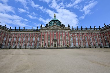 Sanssouci Sarayı 'nın yeni sarayı, Prusya Kralı Büyük Frederick' in Berlin yakınlarındaki Potsdam 'daki eski yazlık sarayı.