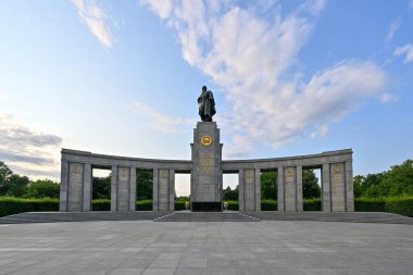 Berlin 'deki Sovyet Savaş Anıtı, Tiergarten, Almanya. Berlin, Almanya 'daki Sovyet Askerlerinin Anıtı.