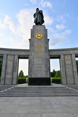 Berlin 'deki Sovyet Savaş Anıtı, Tiergarten, Almanya. Berlin, Almanya 'daki Sovyet Askerlerinin Anıtı.