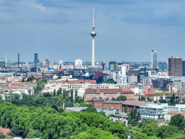 Almanya 'nın Alexanderplatz kentindeki ünlü TV kulesiyle Berlin' in ufuk çizgisi.