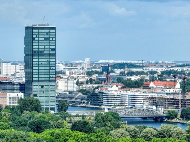 Berlin 'i Nazi hakimiyetinden kurtaran askerleri onurlandırmak için Treptower Parkı' nda büyük bir Kızıl Ordu askeriyle Sovyet Savaş Anıtı 'nın hava görüntüsü..