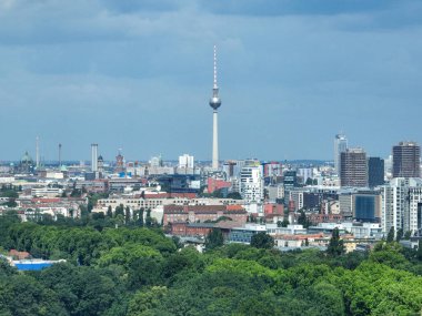 Almanya 'nın Alexanderplatz kentindeki ünlü TV kulesiyle Berlin' in ufuk çizgisi.