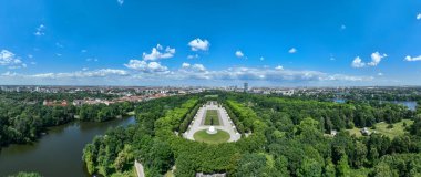 Berlin 'i Nazi hakimiyetinden kurtaran askerleri onurlandırmak için Treptower Parkı' nda büyük bir Kızıl Ordu askeriyle Sovyet Savaş Anıtı 'nın hava görüntüsü..