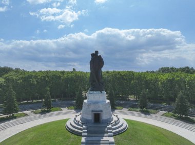 Berlin 'i Nazi hakimiyetinden kurtaran askerleri onurlandırmak için Treptower Parkı' nda büyük bir Kızıl Ordu askeriyle Sovyet Savaş Anıtı 'nın hava görüntüsü..