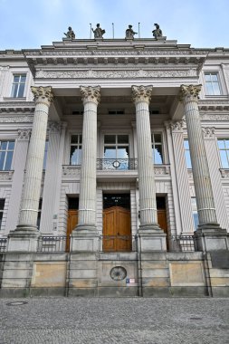 Berlin Mitte, Unter den Linden, 2022: Almanya Federal Cumhuriyeti ile Alman Demokratik Cumhuriyeti arasındaki yeniden birleşme antlaşması 1990 yılında Kronprinzenpalais 'de imzalandı..