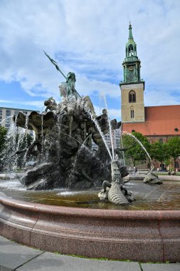 Berlin 'deki Neptün çeşmesi. Berlin 'in merkezinde, Marienkirche kilisesi ile Red Town Hall arasında yer almaktadır..