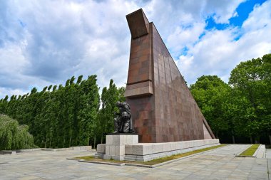Berlin 'i Nazi hakimiyetinden kurtaran askerleri onurlandırmak için Treptower Parkı' nda büyük bir Kızıl Ordu askeriyle Sovyet Savaş Anıtı..
