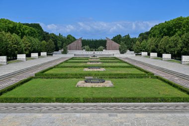 Berlin 'i Nazi hakimiyetinden kurtaran askerleri onurlandırmak için Treptower Parkı' nda büyük bir Kızıl Ordu askeriyle Sovyet Savaş Anıtı..