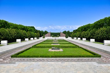 Berlin 'i Nazi hakimiyetinden kurtaran askerleri onurlandırmak için Treptower Parkı' nda büyük bir Kızıl Ordu askeriyle Sovyet Savaş Anıtı..