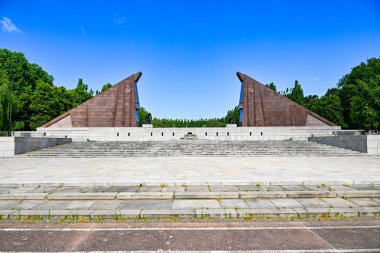 Berlin 'i Nazi hakimiyetinden kurtaran askerleri onurlandırmak için Treptower Parkı' nda büyük bir Kızıl Ordu askeriyle Sovyet Savaş Anıtı..