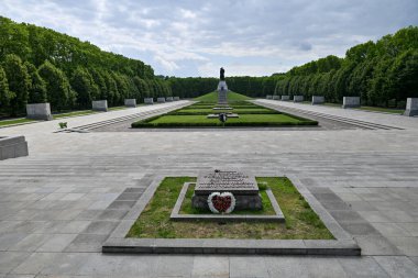 Berlin 'i Nazi hakimiyetinden kurtaran askerleri onurlandırmak için Treptower Parkı' nda büyük bir Kızıl Ordu askeriyle Sovyet Savaş Anıtı..