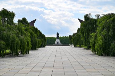 Berlin 'i Nazi hakimiyetinden kurtaran askerleri onurlandırmak için Treptower Parkı' nda büyük bir Kızıl Ordu askeriyle Sovyet Savaş Anıtı..
